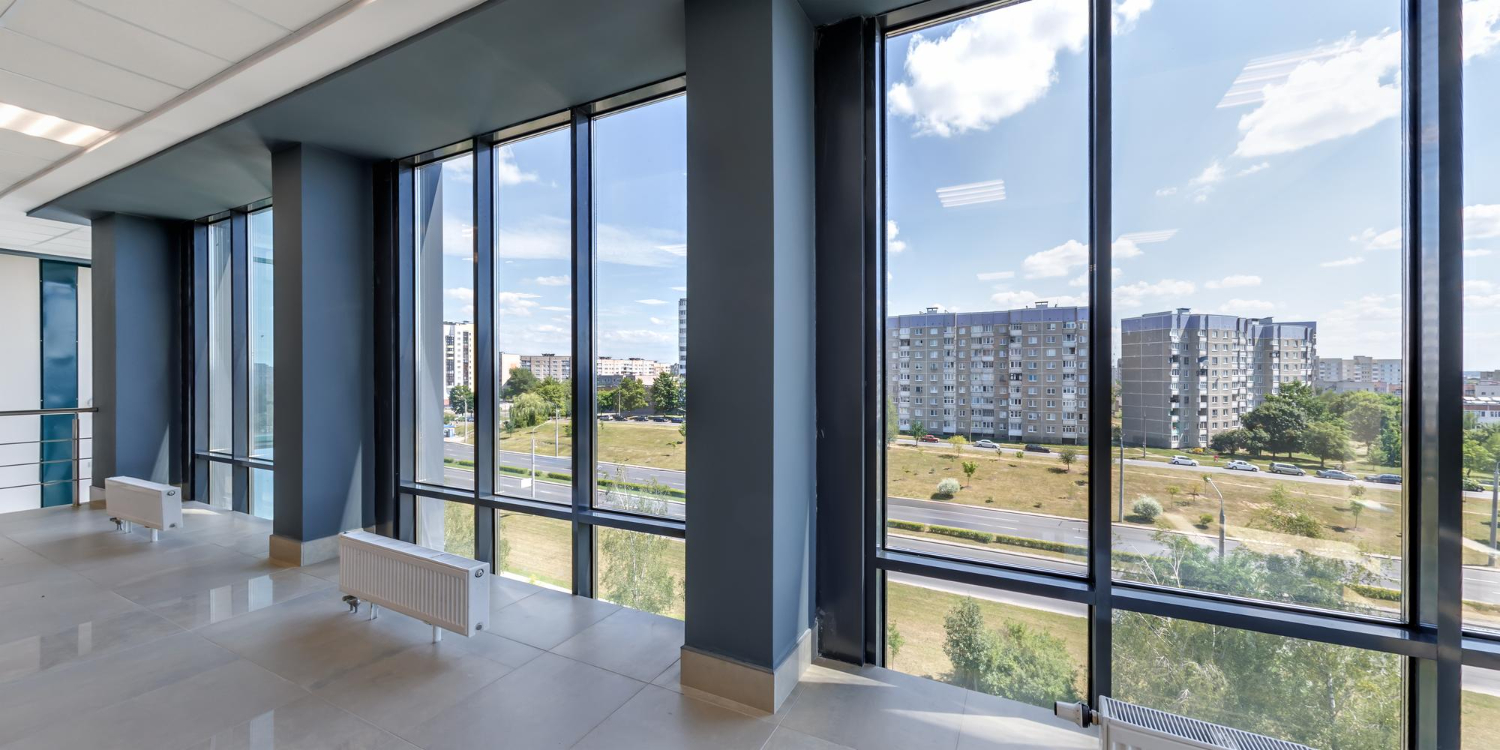 Fenêtres XXL et baies vitrées : plongée dans la lumière naturelle, le confort et la performance en Belgique 2025